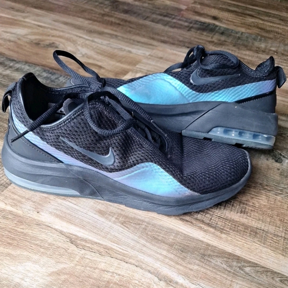 Nike Womens Black and Blue Athletic Sneakers
